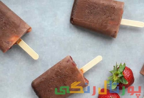 طرز تهیه بستنی یخی شکلاتی با توت فرنگی طرز تهیه بستنی یخی شکلاتی با توت فرنگی