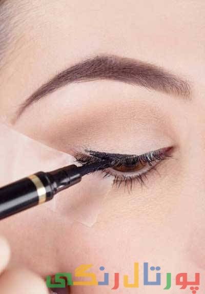 آموزش تصویری کشیدن خط چشم مایع با کمک نوار چسب